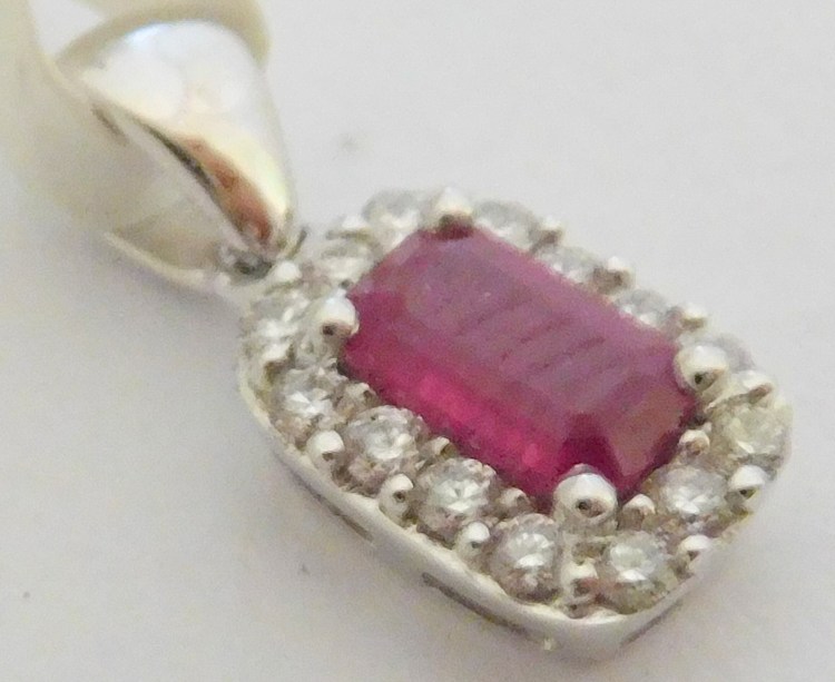 Zlatý diamantový přívěsek z bílého zlata s brilianty a červeným přírodním rubínem 585/0,70gr 3870052