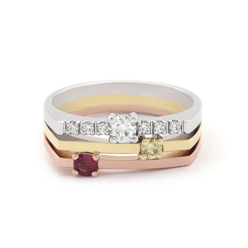 Prsten z trojího zlata s prsten s rubínem a diamanty J-31520