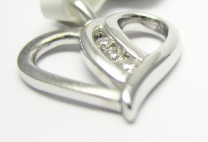 Přívěsek s diamantem, bílé zlato brilianty ve tvaru srdíčka 585/1,15 gr