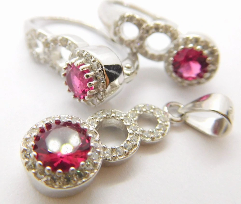 Klenoty Budín Dámská mohutná stříbrná souprava se zirkony a červenými rubíny ryz. 925/1000 (náušnice + přívěsek) 031010800001