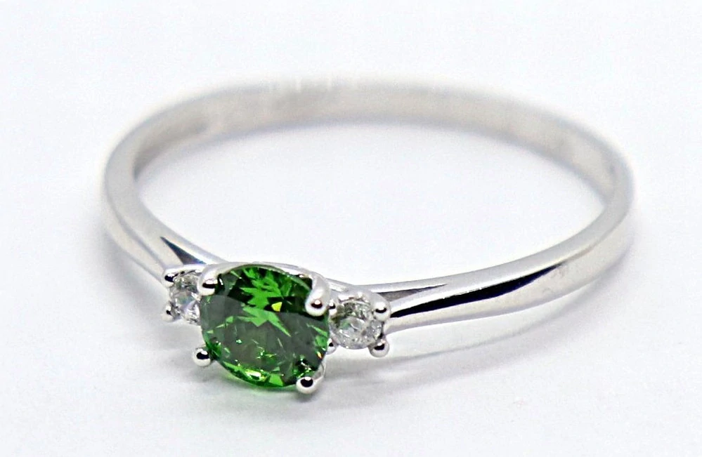 Klenoty Budín Dámský zásnubní prsten z bílého zlata se zirkony a zeleným smaragdem 585/1,56gr vel. 58 HK1255