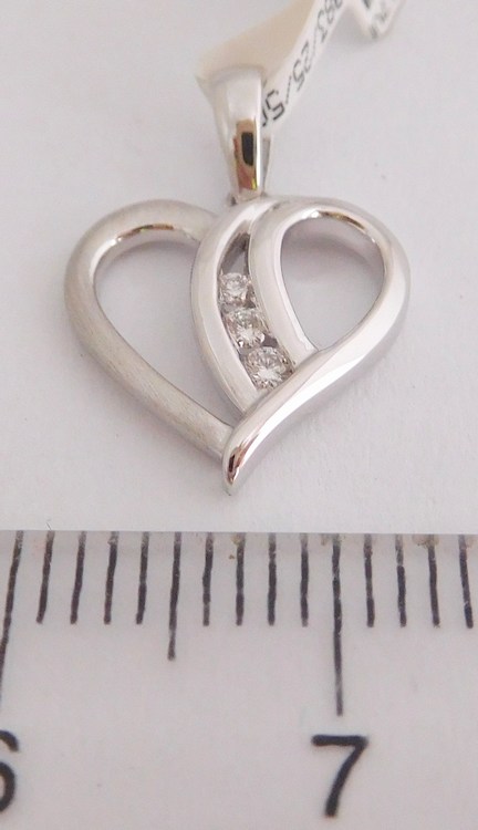 Klenoty Budín Diamantový zlatý přívěsek z bílého zlata - srdíčko s brilianty 585/1,12g 3870083