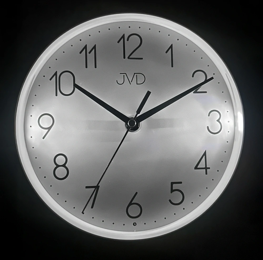 JVD Nástěnné netikající tiché hodiny JVD HA229.2 se senzorem stmívání v imitaci dřeva