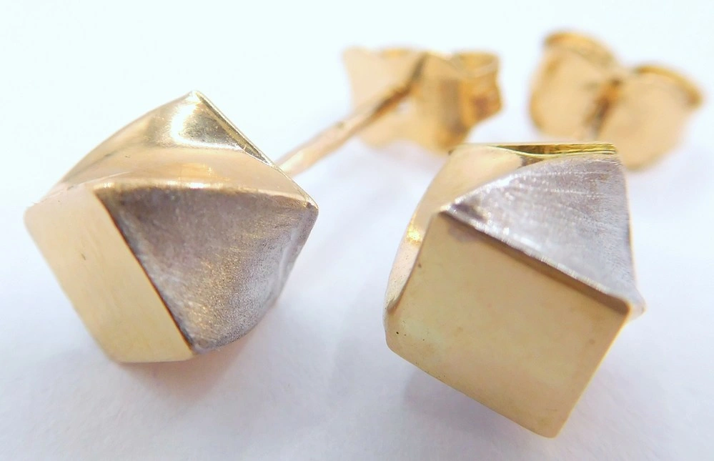 Klenoty Budín Dámské peckové zlaté náušnice z bílého a žlutého zlata na puzetku 585/1,32gr HK2479