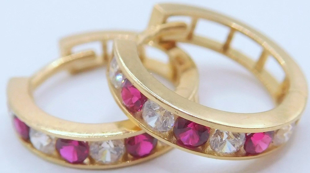 Klenoty Budín Dámské kruhové zlaté náušnice se zirkony a červenými rubíny 585/1,90gr HK2508