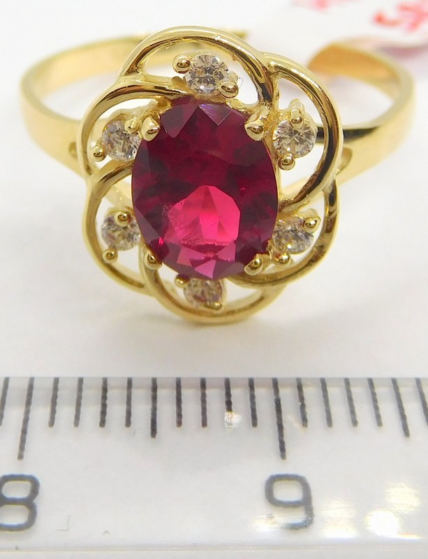 Klenoty Budín Mohutný zlatý prsten s velkým červeným rubínem 585/2,51gr vel. 57 HK1082