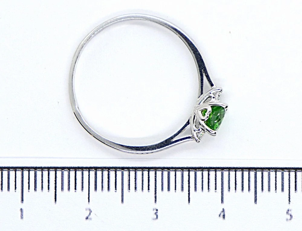 Klenoty Budín Dámský zásnubní prsten z bílého zlata se zirkony a zeleným smaragdem 585/1,56gr vel. 58 HK1255