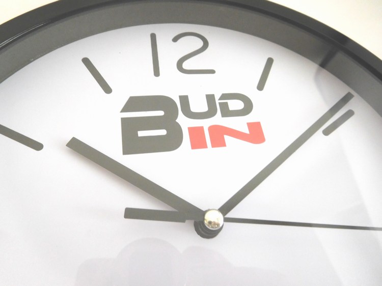 Klenoty Budín Nejlevnější černé nástěnné netikající hodiny s plynulým chodem BUD-IN C1702.1