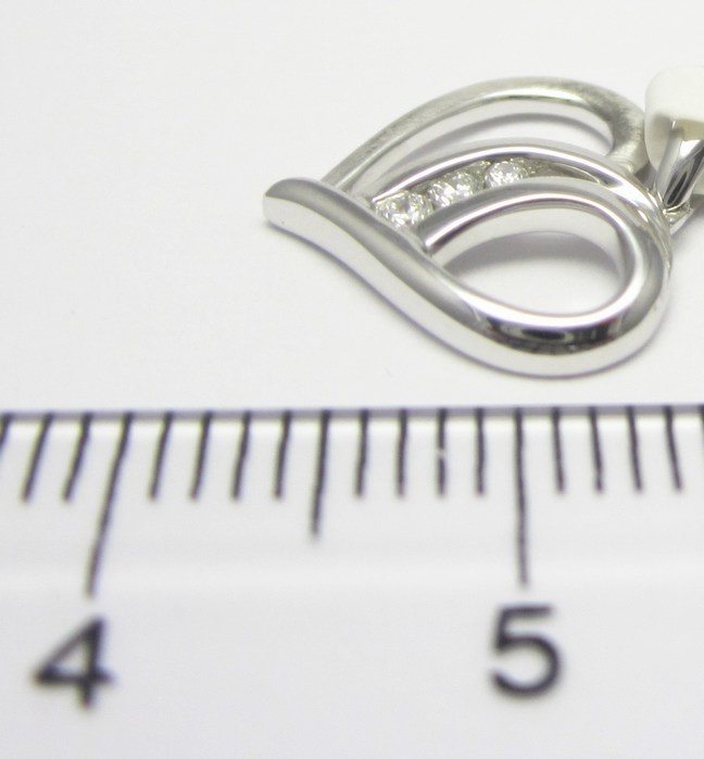 Přívěsek s diamantem, bílé zlato brilianty ve tvaru srdíčka 585/1,15 gr