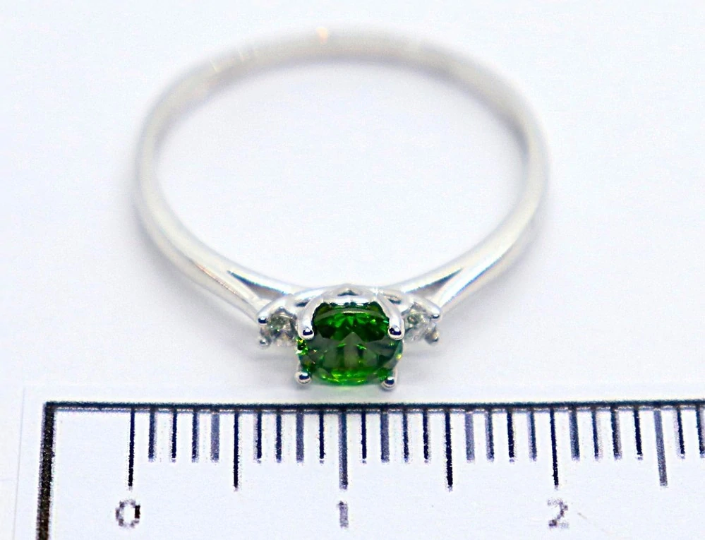 Klenoty Budín Dámský zásnubní prsten z bílého zlata se zirkony a zeleným smaragdem 585/1,56gr vel. 58 HK1255