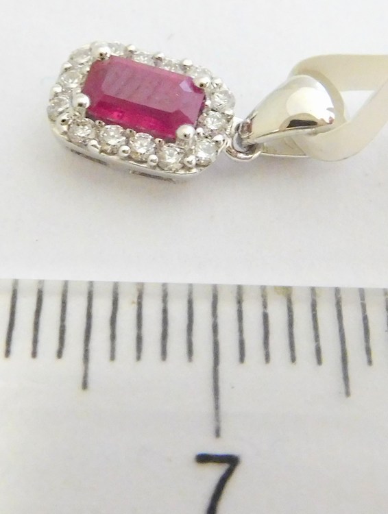 Zlatý diamantový přívěsek z bílého zlata s brilianty a červeným přírodním rubínem 585/0,70gr 3870052