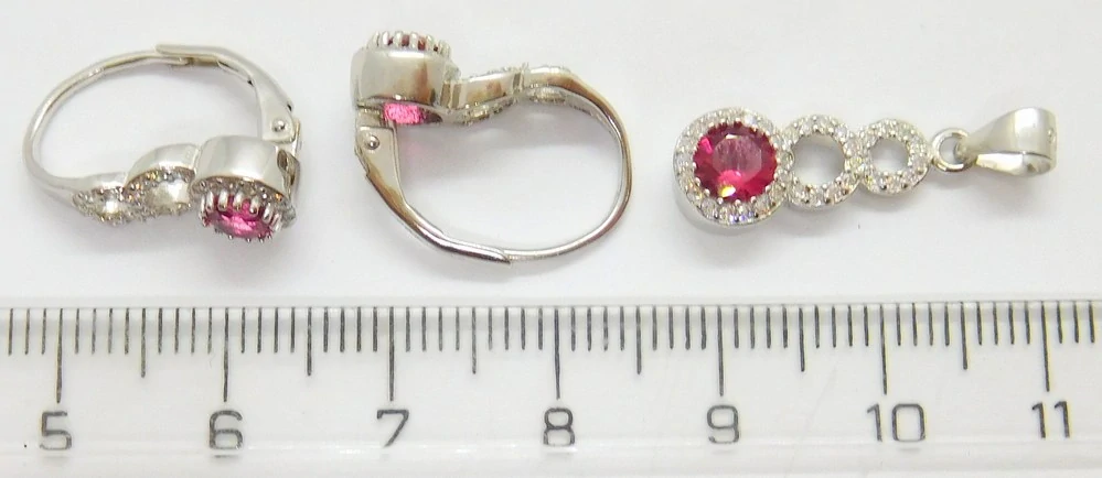 Klenoty Budín Dámská mohutná stříbrná souprava se zirkony a červenými rubíny ryz. 925/1000 (náušnice + přívěsek) 031010800001