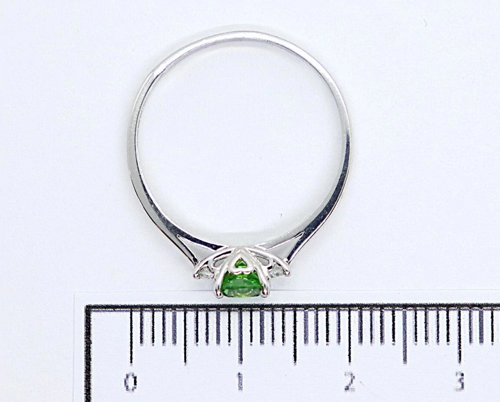 Klenoty Budín Dámský zásnubní prsten z bílého zlata se zirkony a zeleným smaragdem 585/1,56gr vel. 58 HK1255