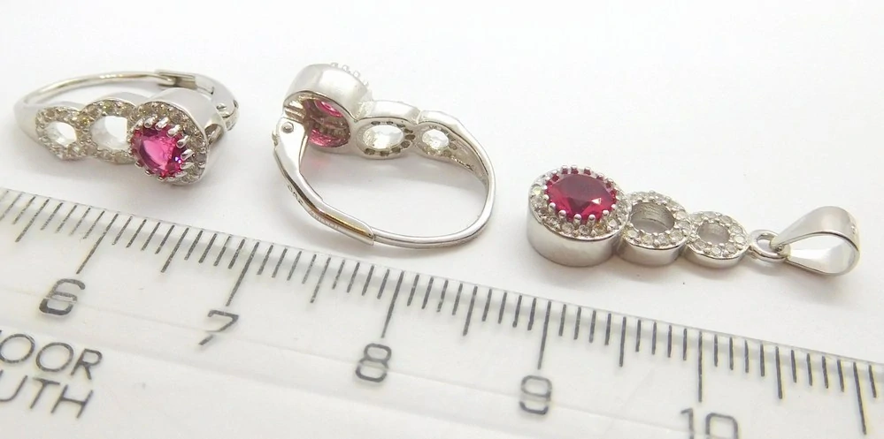 Klenoty Budín Dámská mohutná stříbrná souprava se zirkony a červenými rubíny ryz. 925/1000 (náušnice + přívěsek) 031010800001